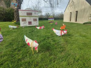 Embellissement des abords par les décorations de Pâques, réalisées par 5 bénévoles
