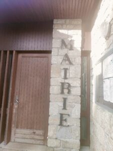 Ne la cherchez plus ! décidément elle aime se déplacer … qui donc ? la boite aux lettres de la Poste :)